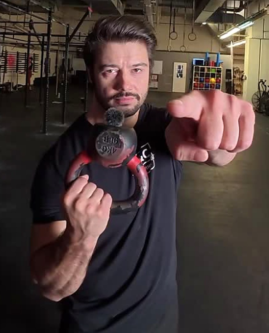 Filip Kučera s kettlebellem v posilovně ukazuje přímo na tebe