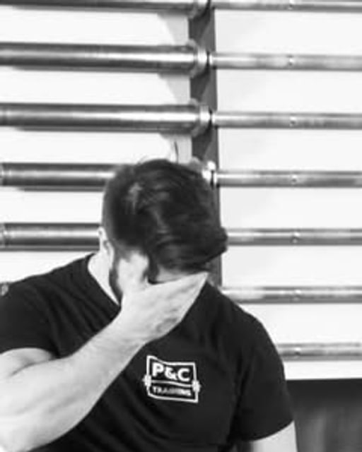 Přítahy velké činky v předklonu. Technika dřív, než výkon.